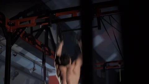 The man pulled up on the bar 库存影片 70967456