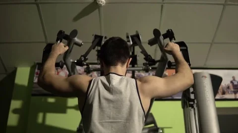 The man pulled on the simulator Видео 85213956