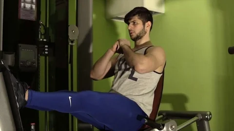 The man pulled on the simulator Stockbeeldmateriaal 85214130