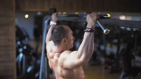 Man pulling up in a gym Video stock 78169002