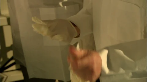 Man pulling on latex gloves 動画素材 95600407