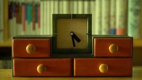 A man pulling a tie-pin out of an accessory box 動画素材 83305238