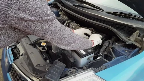 Man pulls the car engine air filter Video stock 80546182