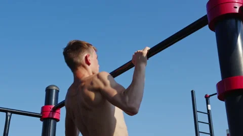 A man pulls up on the crossbar outdoors Video stock 145546049