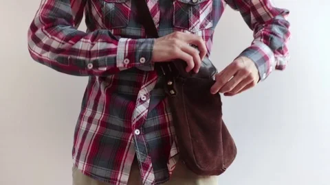 Man pulls out and shows an empty wallet 動画素材 75899530