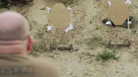 The man pulls out a gun from his holster. shooting practice. shooting range. 스톡 동영상 217353782