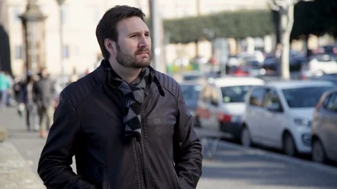 A man pulls the phone out of his pocket and answers the phone Vidéo 102275745