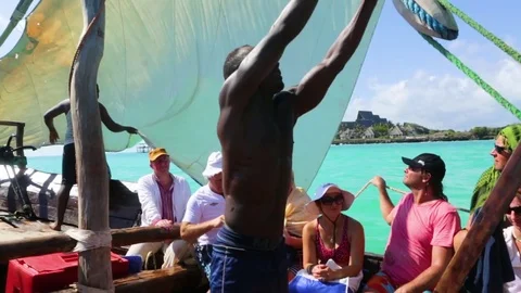 Man pulls the rope controlling the sail on sailing boat Video stock 77449952