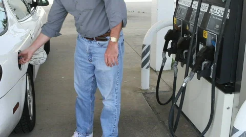 Man Pumping Gas Видео 706534