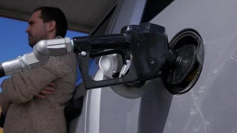 Man Pumping Gas Vídeo Stock 104385214