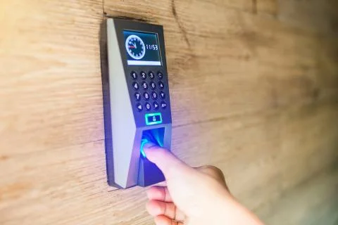 Man push finger down on the electronic control machine to access the door. Foto stock