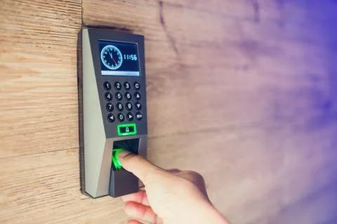 Man push finger down on the electronic control machine to access the door. Stockfoto's