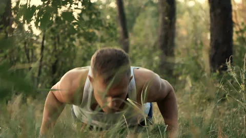 Man push-UPS from the floor in the woods Video stock 95805272