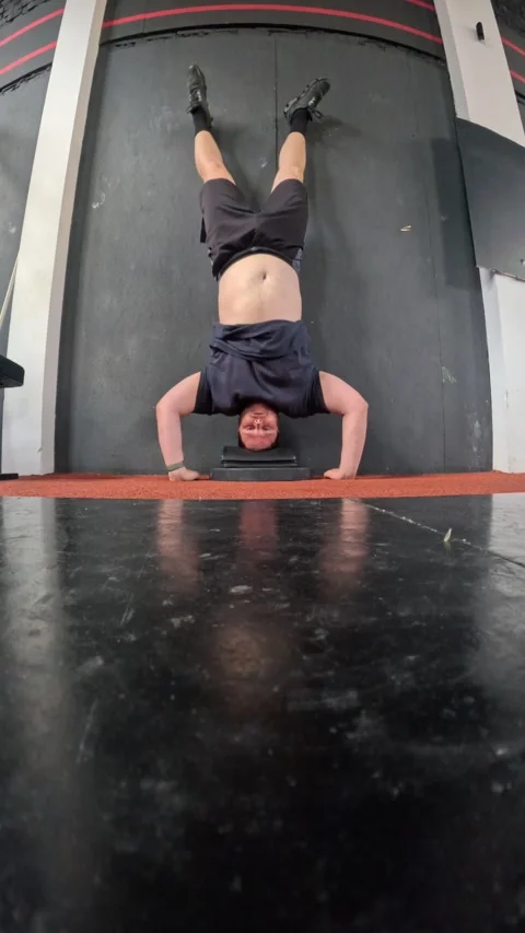 Man push-ups overhead Stock-Footage 252068756