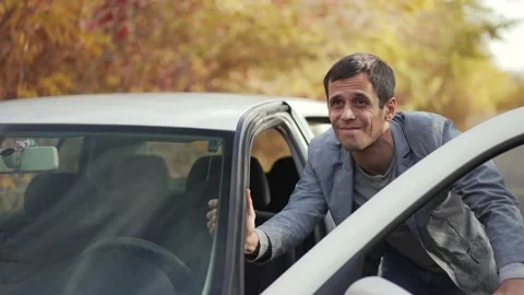 Man pushing a car with empty gas tank Video stock 163458001