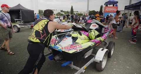 A man pushing his jet ski Vídeo Stock 167681099