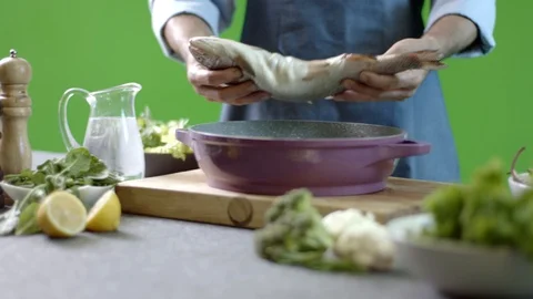 Man put the fish in the pan 库存影片 92274216