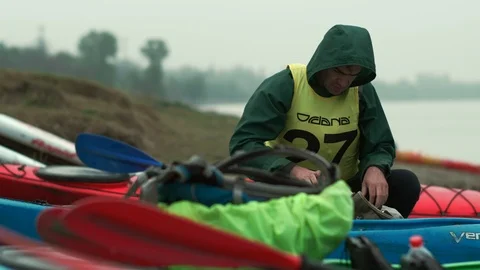 Man puts a backpack in a special place in the kayak Video stock 109975832
