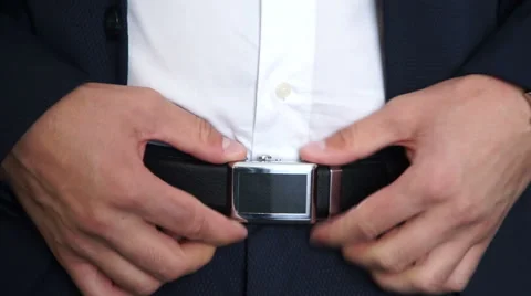 Man puts on a belt 動画素材 55301318