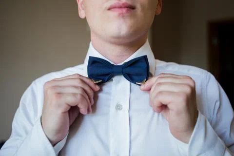 Man puts on a bow-tie Foto stock