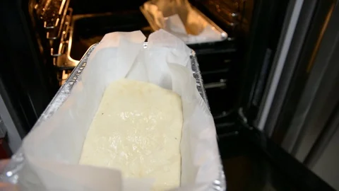 Man puts the bread in the oven. Bread making process Vídeo Stock 103865874