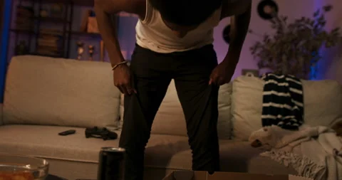 A man puts a carton of take-out pizza ordered by phone home on the table. Rest 库存影片 200797341