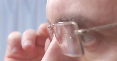 A man puts on close-up glasses. 스톡 동영상 168280918