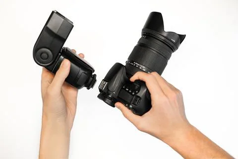 A man puts a flash on a SLR camera  Stock-Fotos