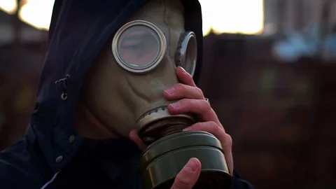 Man puts on a gas mask Vídeos de archivo 128486688