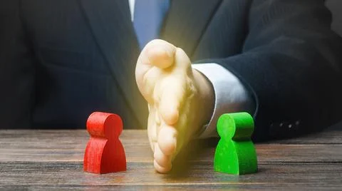 Man puts his hand between conflicting persons. Avoidance violence, preventi.. Foto stock