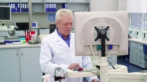 Man puts his hand on computer at the laboratory Foto stock