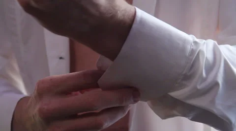  Man puts on his watch. Man's hand with a watch.  Vídeo Stock 32476348