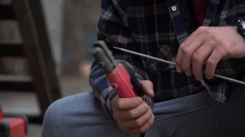 A man puts on a new welding electrode Video stock 126749342
