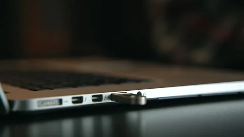 Man puts out usb stick out of the laptop Stock Footage 158983202