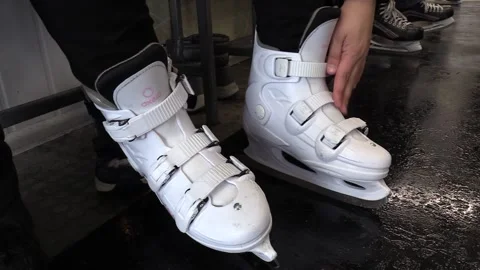 A man puts on skates for skating on ice. Vidéo 169028216