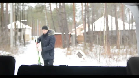 A man puts ski into car trunk 動画素材 101601500