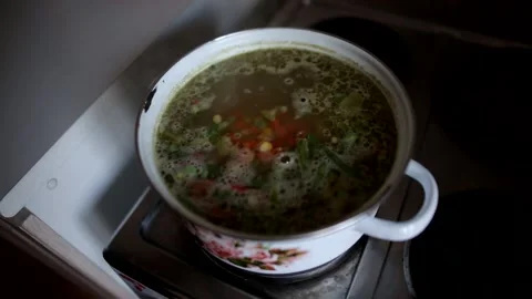 Man puts the soup spices Video stock 137295739