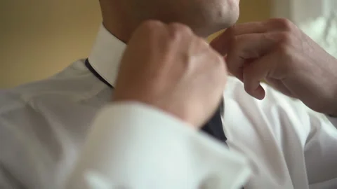 A man puts on a tie Stock-Footage 167453327