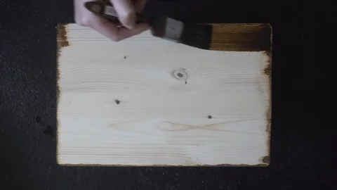 A man puts on a tree decorative coating darkening tree, view 库存影片 119392331