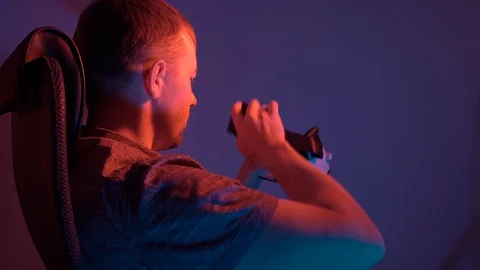 A man puts on virtual reality glasses. 4k video 库存影片 115089349