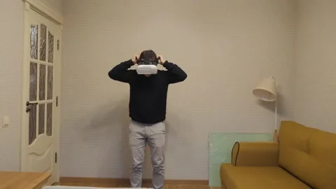 The man puts on VR glasses and is amazed. Video stock 143927391