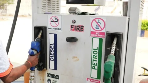 Man putting back pump to the diesel position Vídeo Stock 147677192