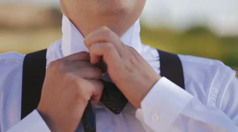 Man putting on bow tie. Vídeo Stock 62434445