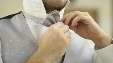 Man Putting on Bowtie CU Vídeo Stock 11884452