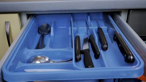 Man putting cutlery into the tray Video stock 87305619