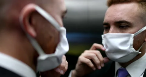 Man putting on face mask inside elevator mirror, person wearing covid-19 surg Stockbeeldmateriaal 132477364