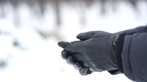 Man putting on gloves in cold white winter Vídeo Stock 98736956