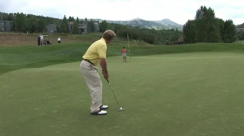 Man Putting Golf Ball Stockbeeldmateriaal 379480