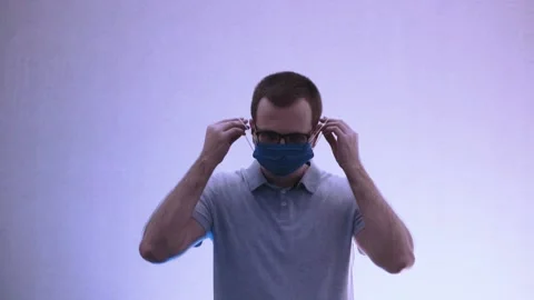 Man putting on a medical mask Stock Footage 201611302
