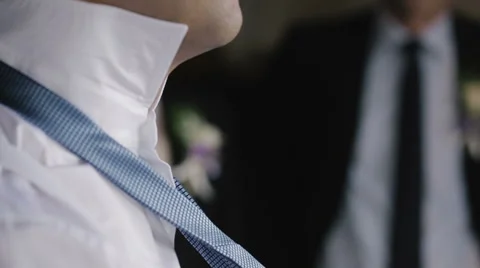 Man putting on neck tie Vidéo 61076562